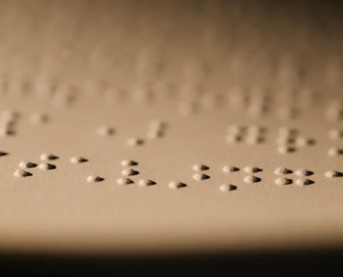 Nadrukowany alfabet Braille'a w przyciemnieniu